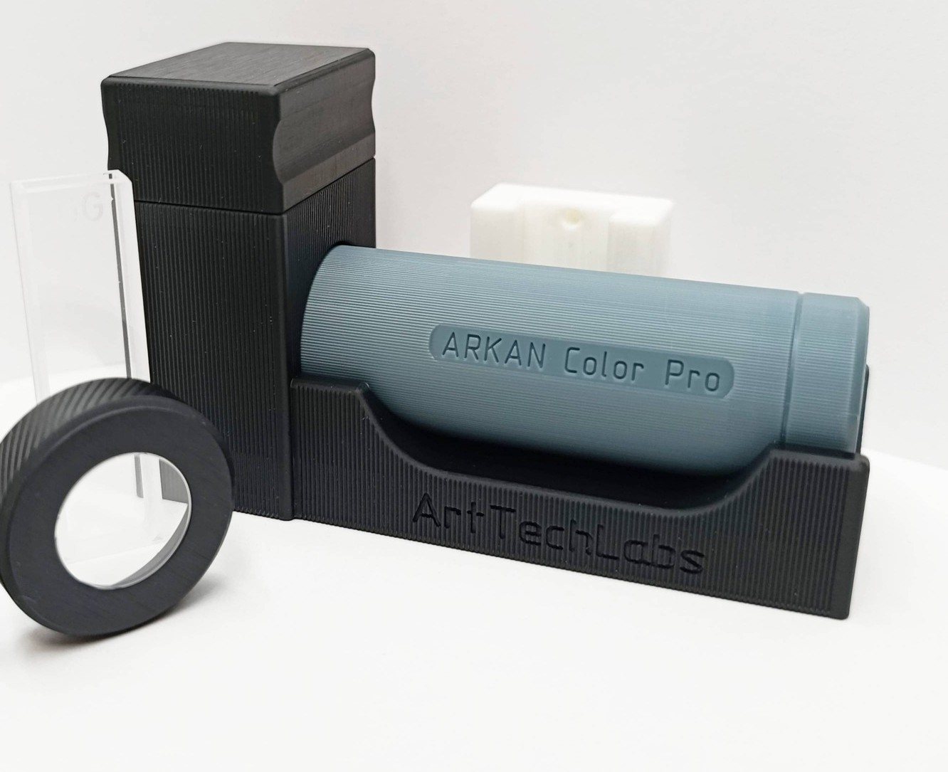 Колориметр ARKAN Color Pro, установленный в ложемент держателя кювет